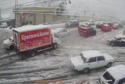 Хаос в Сочи из-за снегопада: движение парализовано