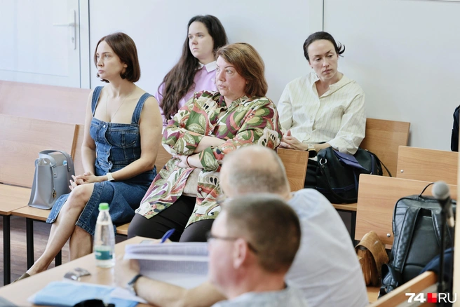 Поддержать экс-чиновников приехали члены семьи  | Источник: Наталья Лапцевич
