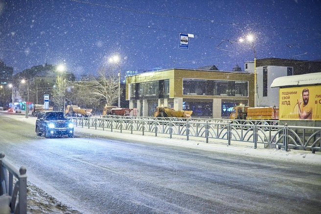 Убирая дороги зимой, коммунальные службы думают о весне — поэтому отказались от песка, он превращается в грязь в теплое время года | Источник: Денис Полуэктов