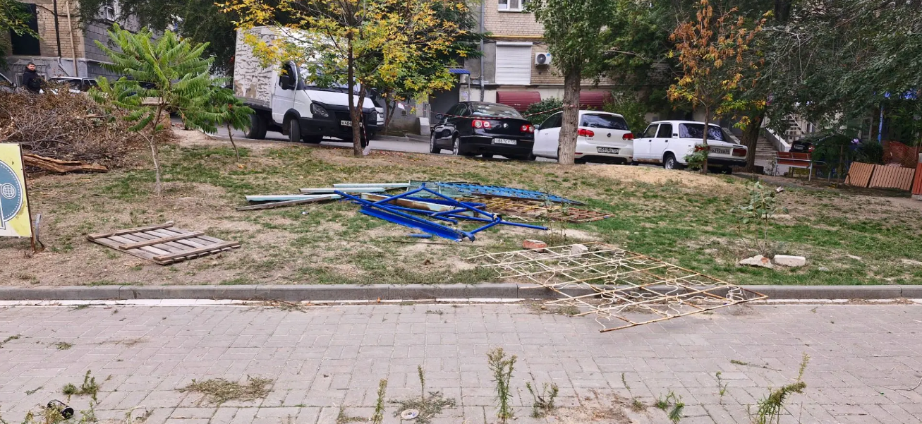 «А теперь — торчащие куски арматуры?» В центре Волгограда снесли спортивную площадку, где дети вмес…