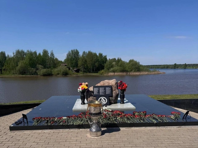 23 мая хоккеисты привезли Кубок в Туношну — к месту крушения самолета с «Локомотивом» в 2011 году | Источник: В гостях у СУРЫ / Telegram