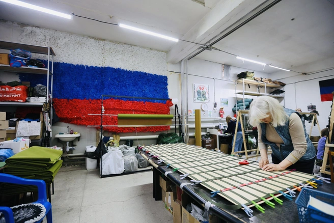 Перед Днем Победы мастерицы сшили огромный флаг России | Источник: Наталья Лапцевич