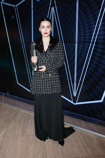 Аксенова впервые за год вышла в свет, Мороз показала женщину-вамп: звезды на веб-премии