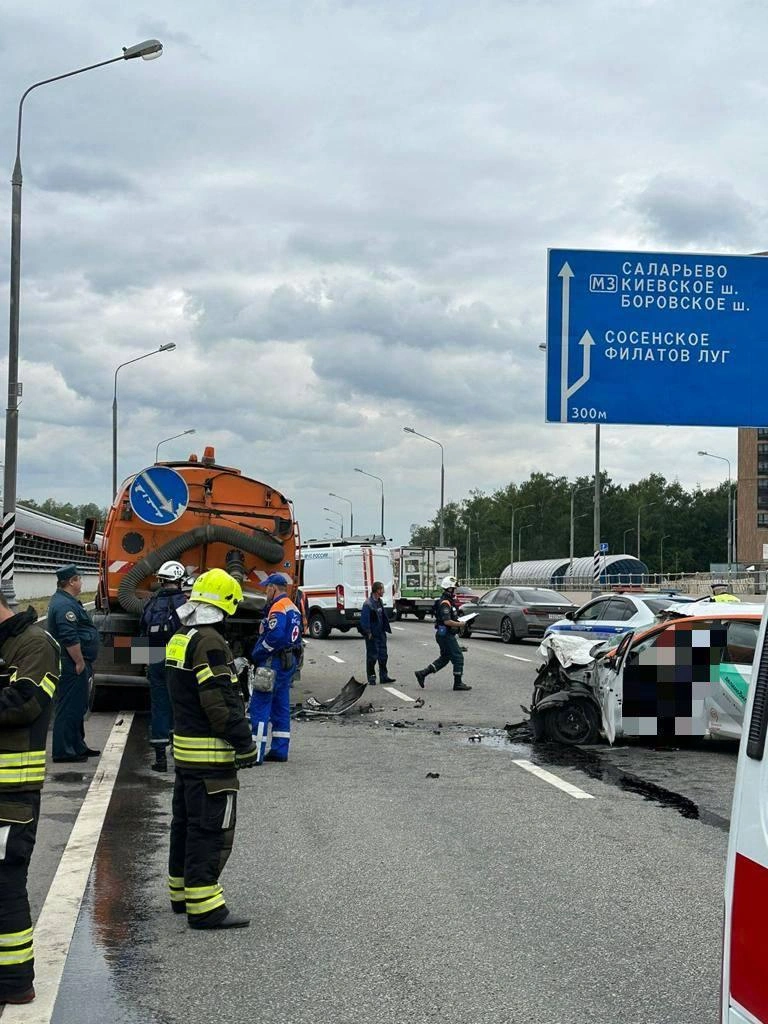 ДТП в Москве: На Филатовском шоссе, недалеко от станции метро «Филатовский  луг», каршеринг столкнулся с грузовиком: подробности, фото, В аварии погиб  водитель легковушки, Что известно о погибшем - 28 июня 2023 - МСК1.ру