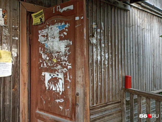 Вход в подъезд уже о многом говорит  | Источник: Мария Гришкина / 86.RU