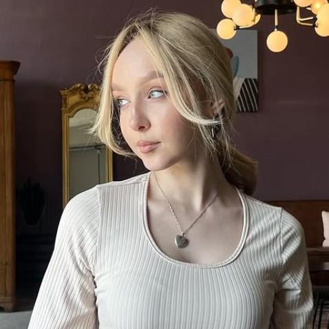 23-летняя блогер Карина Штерн скончалась от рака