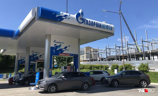 На всех посещенных нами АЗС «Газпромнефть» топливо было. Аномальных очередей не заметили: максимум по две машины | Источник: Артем Краснов