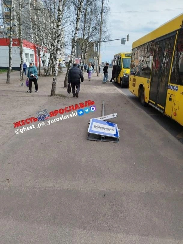 На Доброхотова ветра не выдержал дорожный знак | Источник: «Жесть Ярославль» / max