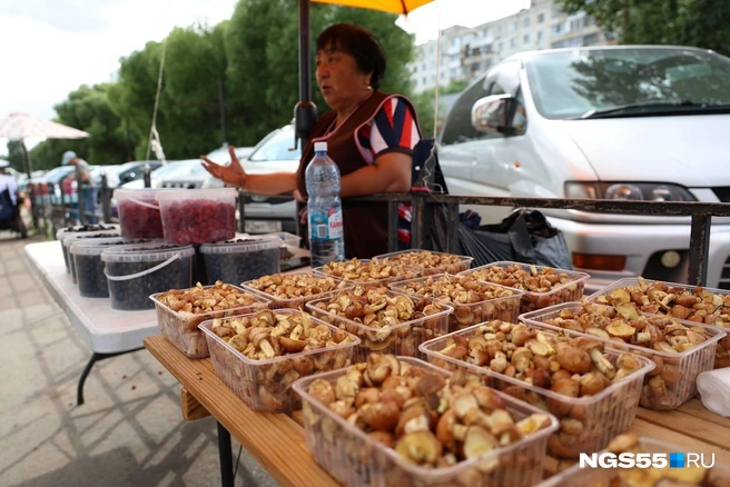 На рынке идет активная торговля | Источник: Евгений Софийчук / NGS55.RU