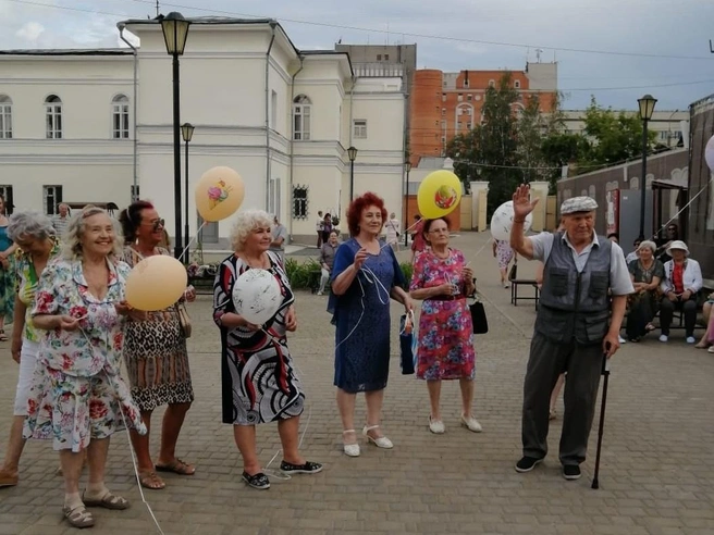 Танцам все возрасты покорны. Три года назад Анатолий Шаров в 90-лет приплясывал и отмечал день рождения в сквере | Источник: Сквер Музея истории города Кургана / Vk.com