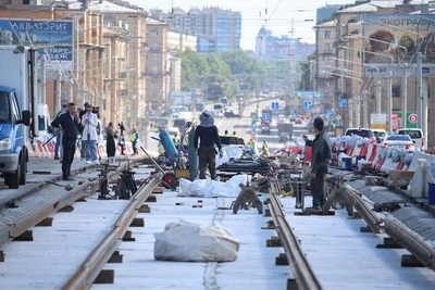 На мосту Александра Невского уложили больше половины рельсов