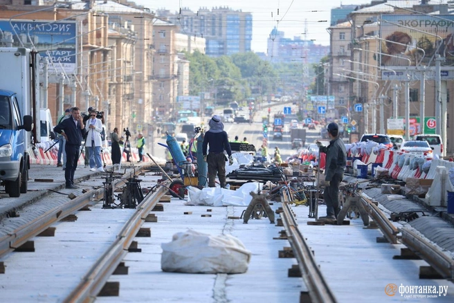 На мосту Александра Невского уложили больше половины путей | Источник: Валентин Егоршин / FONTANKA.RU