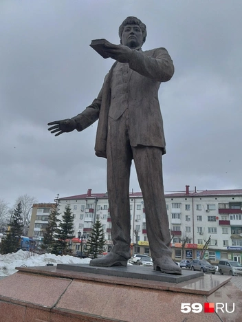 На привокзальной площади стоит памятник поэту Магжану Жумабаеву | Источник: Ольга Якунчева / 59.RU