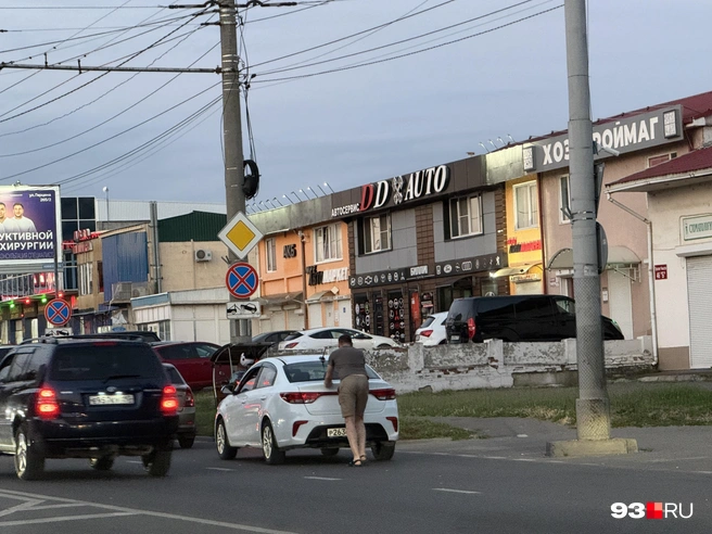 Мужчина немного не дотянул до АЗС | Источник: Валерия Дульская / 93.RU