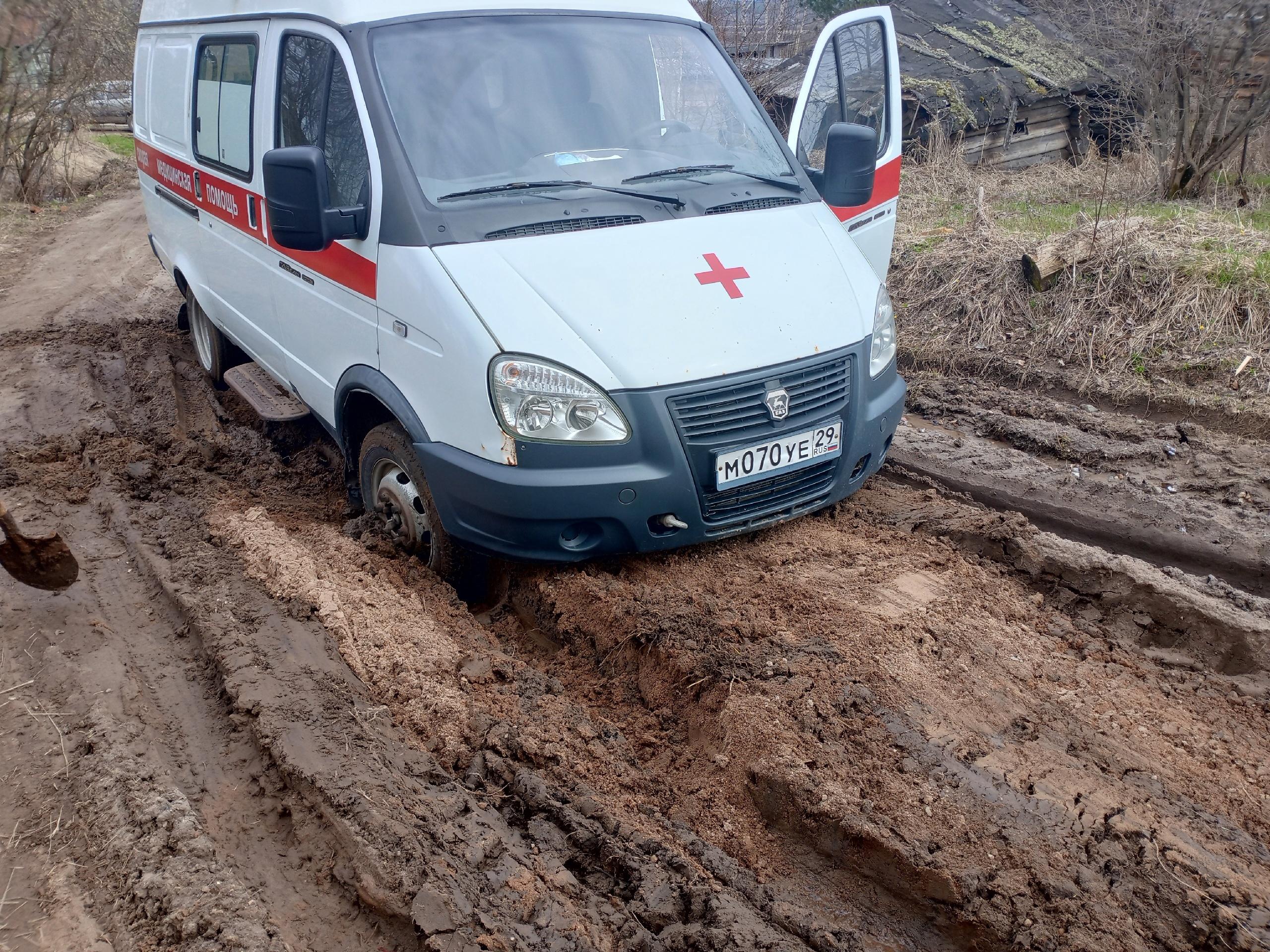 В Архангельской области скорая помощь застряла на дороге - 6 мая 2024 -  29.ру