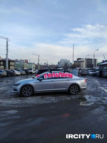 На улицах города можно купить тюльпаны | Источник: Зоя Кузнецова / «ИрСити»