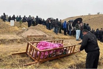 Тело мальчика привезли в село Аджам Шахринавского района Таджикистана | Источник: издание Азия Плюс