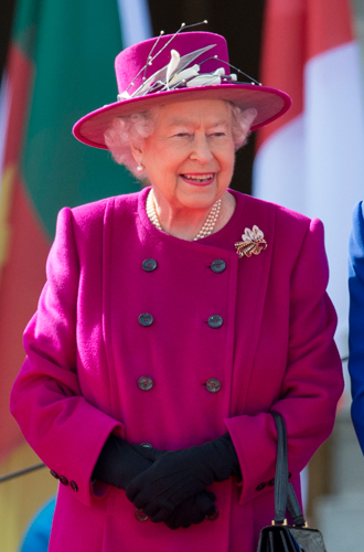 Фото №14 - Как отличить Королеву: каблук 5 см, сумка Launer, яркое пальто и никаких брюк