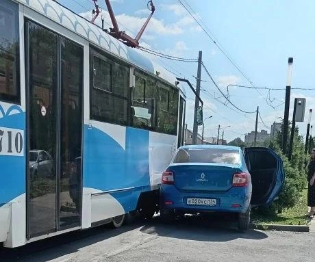 Вагон, судя по снимку, практически не пострадал при ударе | Источник: читатели V1.RU
