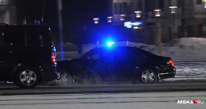Если не пропустить одиночный автомобиль с синим маячком и без цветографических схем, наказание мягче. Но если есть и красный маячок, то грозит уже крупный штраф или лишение прав | Источник: Артем Устюжанин / MSK1.RU