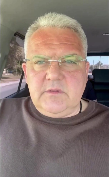 Это стоп-кадр видео от 1 июня 2023 года. Константин Полежаев рассказывает о последствиях очередного обстрела Шебекино и сроках восстановления жилья. Через месяц Вячеслав Гладков уволит его за плохую работу — в том числе, на этом направлении, ещё через 17 дней Полежаева задержат | Источник: Правительство Белгородской области / t.me