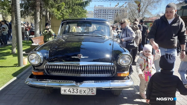 Красавица «Волга» привлекла внимание детей | Источник: Анастасия Харламова / NGS70.RU