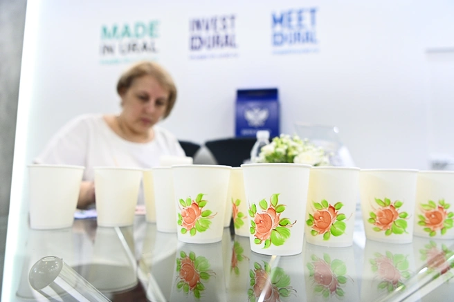 Авторские рисунки на стаканчики для напитков наносит художник Татьяна Спаскова | Источник: Максим Воробьев