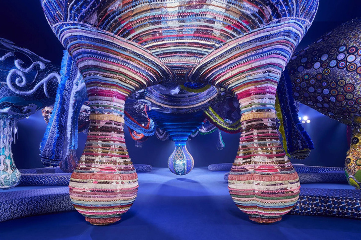 Под сенью щупалец: фантастическая инсталляция на показе Dior
