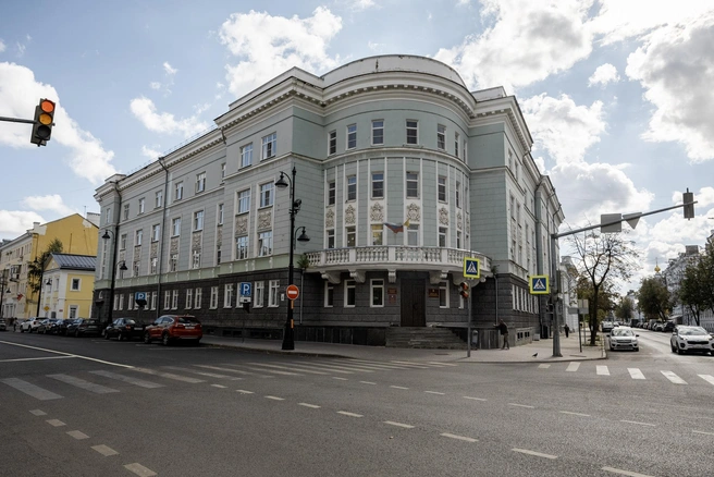 В эффектном здании № 11/9 расположено Министерство здравоохранения Ярославской области | Источник: Александр Куренной / 76.RU
