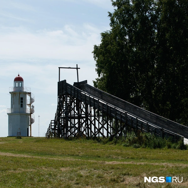 А когда в парке появилась горка, они начали приезжать и зимой. Причем не многим меньше, чем летом | Источник: Андрей Бортко / NGS.RU
