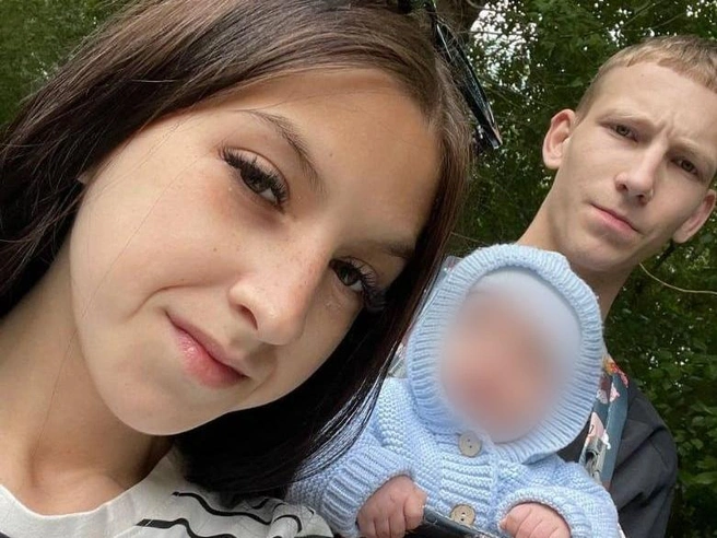 Вероника родила, когда ей было 17 лет | Источник: veronikkaa2006 / Instagram (экстремистская организация, деятельность запрещена на территории РФ)