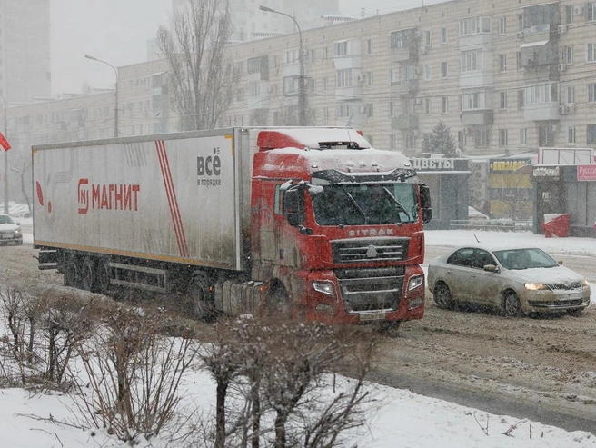 Большинство грузовиков из Ворошиловского района имели наклейки крупных торговых сетей. | Источник: Алексей Волхонский / V1.RU