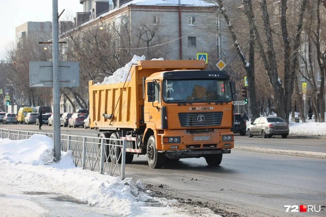 Снег вывозится с улиц города целыми машинами… | Источник: Ирина Шарова / 72.RU 