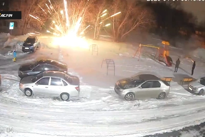 Фейерверк во дворе Новосибирска едва не привел к трагедии