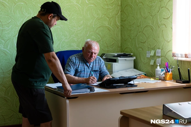В сельхозконторе | Источник: Мария Ленц / NGS24.RU