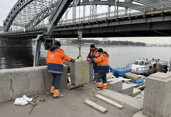 У Большеохтинского моста восстанавливают спуск к воде. Показываем фото | Источник: СПб ГБУ «Мостотрест»