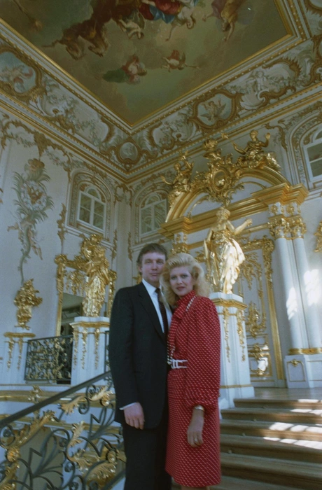 1 июня — 9 июля 1987 г. СССР. Ленинград. Американский бизнесмен, миллиардер Дональд Трамп и его супруга Ивана, прибывшие по приглашению Государственного комитета СССР по иностранному туризму, во время посещения Государственного Эрмитажа. | Источник: Максим Блохин / ТАСС