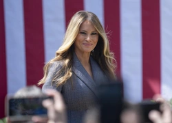 Power dressing Мелании Трамп: первая леди в Prada подписала важный закон