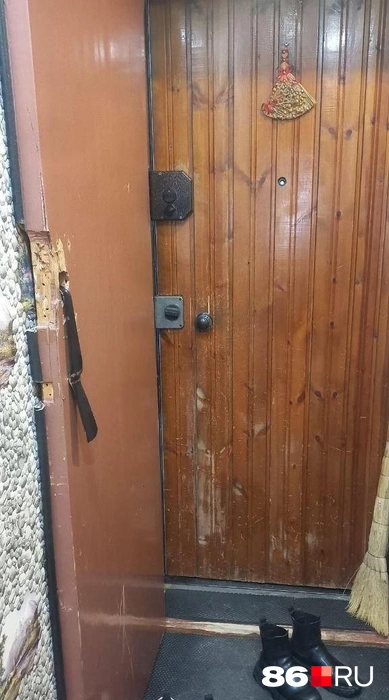 Один из жильцов аварийного дома показал свою квартиру | Источник: Анастасия Шевякова / 86.RU