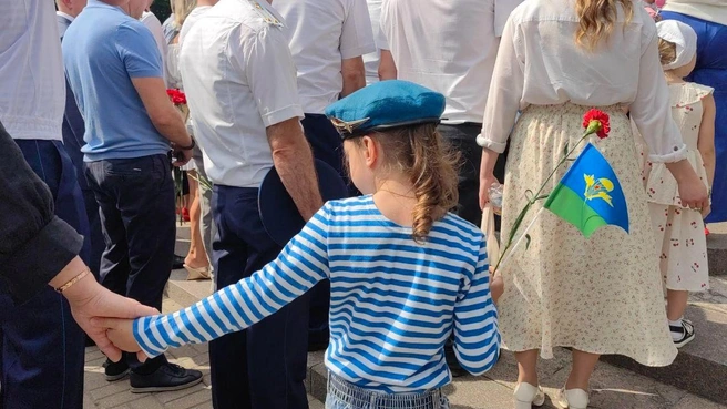 Тельняшка&nbsp;— один из символов ВДВ. В честь праздника их надевают родные десантников | Источник: Кристина Мельникова