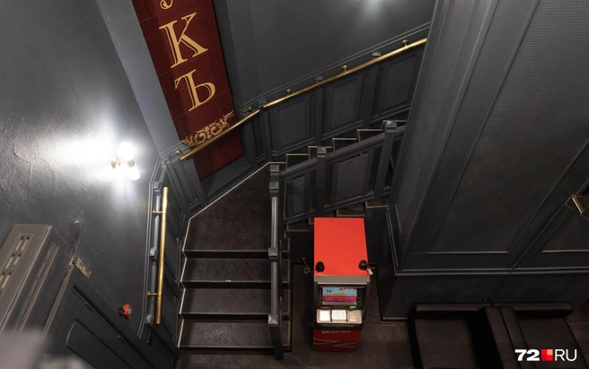 На входе в клубе даже есть банкомат. Он наверняка не раз выручил гостей | Источник: Ирина Шарова / 72.RU