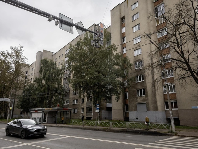 Дом № 57 огромен, раскинулся от Республиканской до улицы Победы. Снаружи это обычная многоэтажка | Источник: Александр Куренной / 76.RU