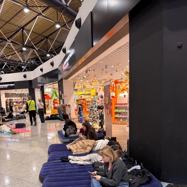 Уставшие пассажиры ждут посадки прямо на полу  | Источник: читатель 29.RU