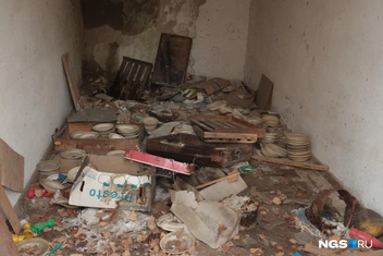 На территории «Горизонта» осталась посуда, видимо, невостребованная ни бывшим владельцем лагеря, ни новым | Источник: Андрей Бортко / NGS.RU