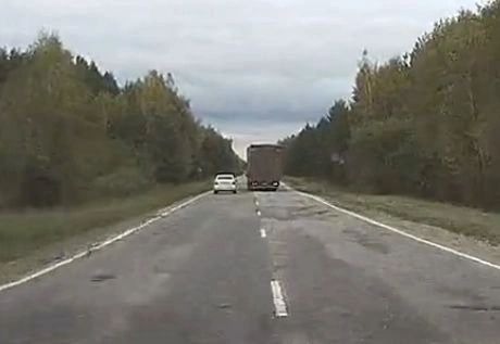 Под Рязанью два авто едва не столкнулись лоб в лоб (видео) | ya62.ru