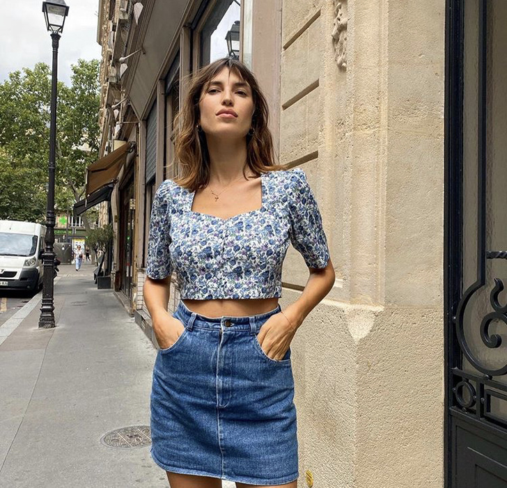 Как выглядят летом настоящие парижанки: джинсовое мини и цветочный топ в стиле рустик