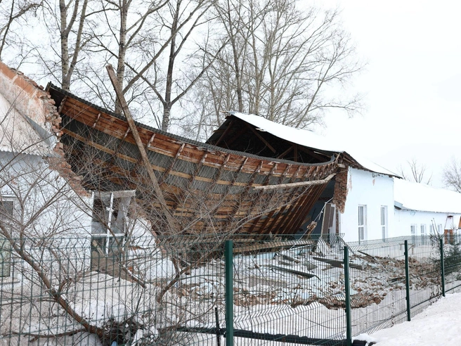 Согласно официальным данным, в здании обрушились потолочные перекрытия, кровля и западная стена. | Источник: Александр Ощепков / NGS.RU