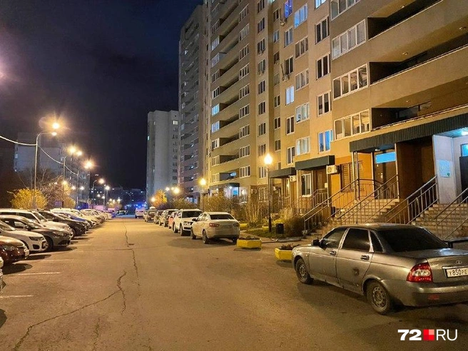 Девушка выпала с общего балкона вчера вечером | Источник: Читатель 72.RU