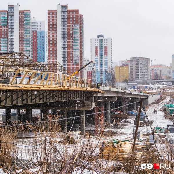 Вид на новый мост по улице Крисанова с Пушкина в сторону шоссе Космонавтов | Источник: Тимофей Калмаков / 59.RU