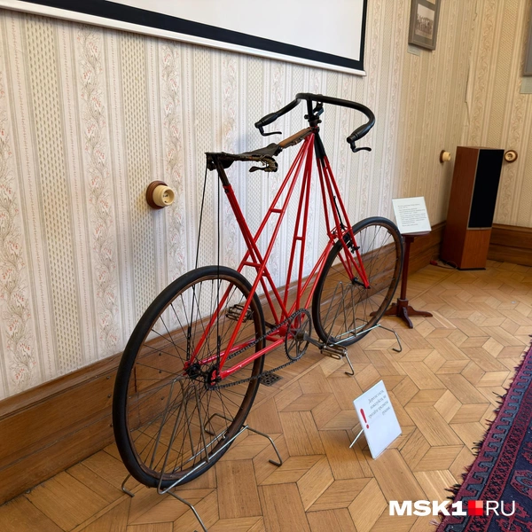 Спортивный велосипед Dursley Pedersen 1907 года. «Несмотря на кажущуюся хрупкость, очень жесткий и маневренный», — гласит надпись у экспоната | Источник: Артем Обловатный / MSK1.RU